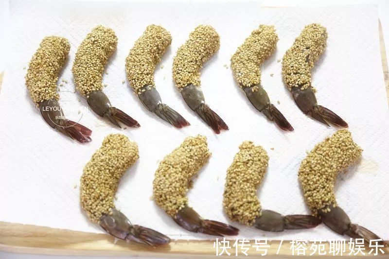 年夜饭,虾的别样做法,香酥鲜美,寓意节节高,不知不觉就吃光了