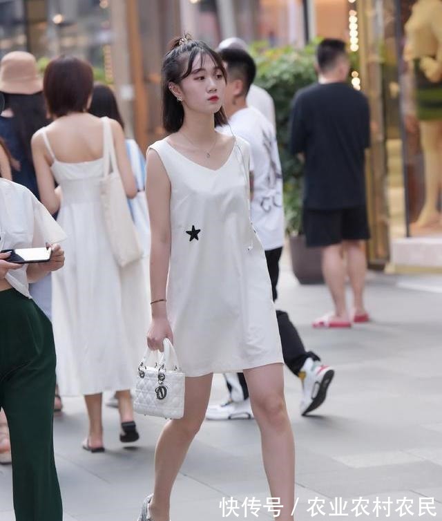 白衣 白裙再加上一点“特别”的搭配就能体现曼妙的身姿,自然又清新!