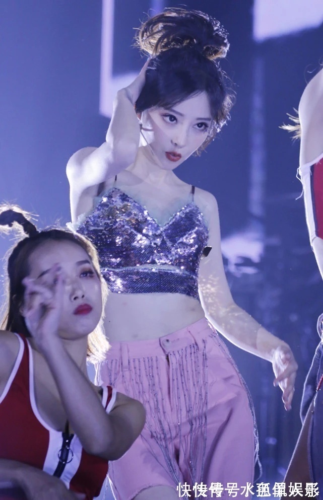 漫画腰|冯提莫开演唱会豁出去,穿25cm短装跳舞,这漫画腰让人尖叫!