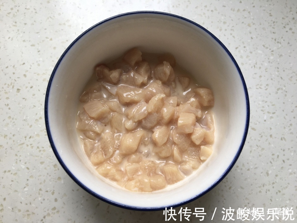 土豆和鸡肉天生一对，不加一滴水简单炒一炒，鲜美嫩滑好吃又解馋
