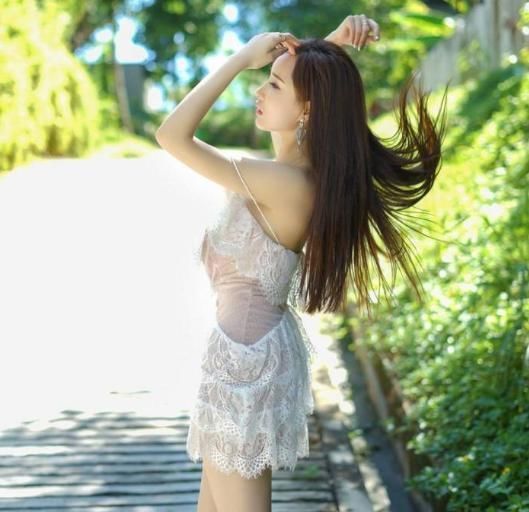 气质|路人街拍气质小姐姐穿白色蕾丝连衣裙,深V设计特别抢眼