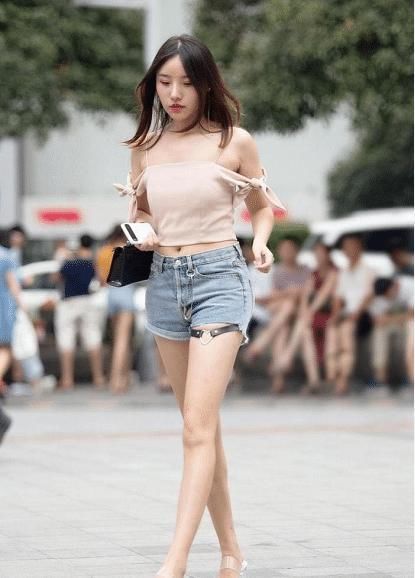 美女|美女怎么把项圈带在了腿上,不应该戴脖子上吗这的搞不懂