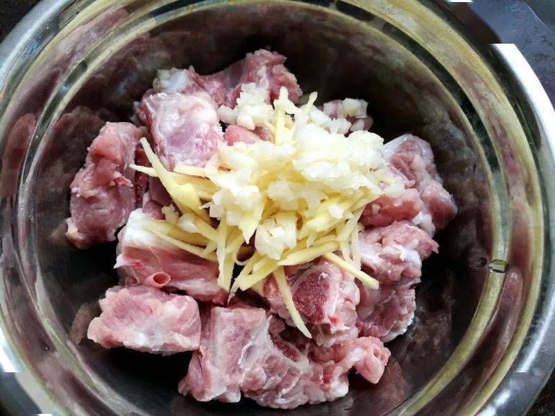 3斤排骨一瓶啤酒，往锅里一扔，好吃到流口水，做法一看就会！