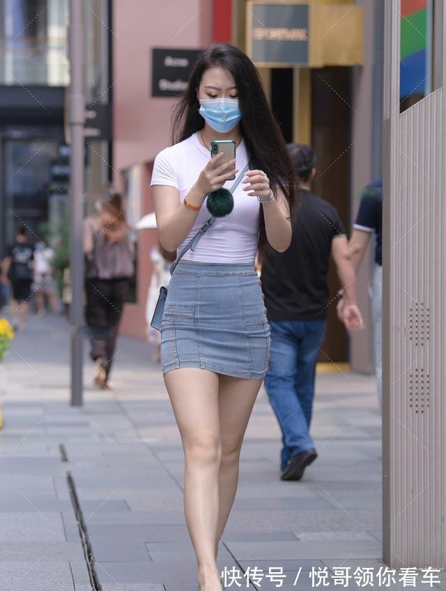 小姐姐 紧身T恤搭配紧身牛仔裤裙,清新活泼,满满的少女感!