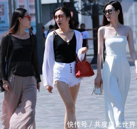 高跟凉鞋 美女脚上搭配透明高跟凉鞋,穿着露肩连衣裙,实现优雅与时尚并存!
