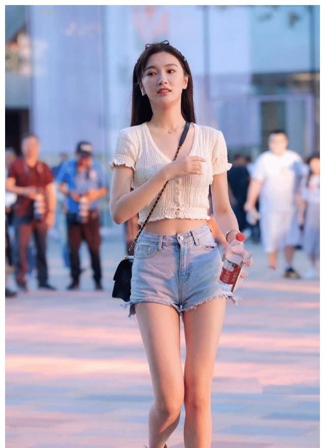 露脐上衣 甜美小姐姐一身白色露脐上衣,搭配牛仔短裤,看起来很温柔的感觉