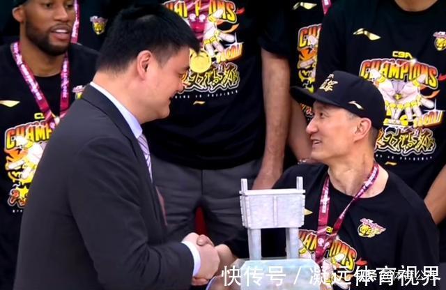 总冠军|姚明颁奖典礼喜笑颜开,杨鸣微博被爆破,郭艾伦也没有“输”