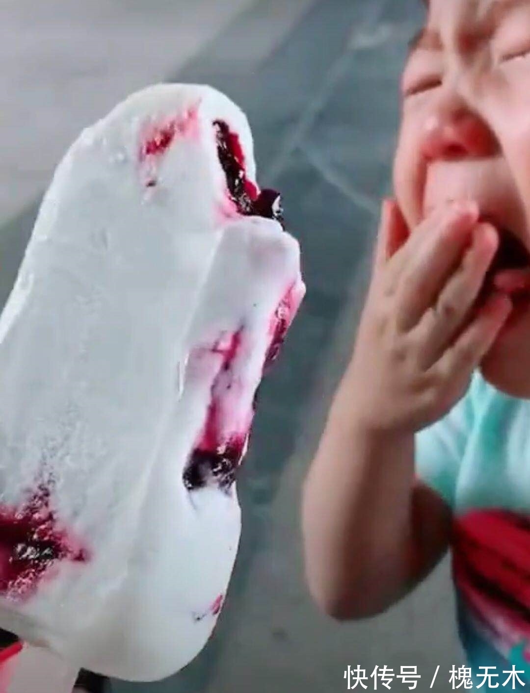 棒冰|小男孩咬了一口棒冰，捂着嘴哭喊起来，妈妈紧张地一遍遍解释！