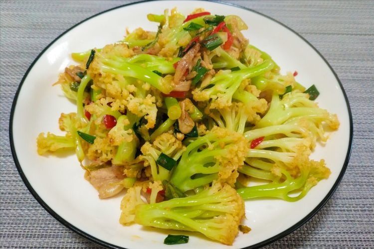 炒花菜时，焯水过油都不对，大厨教你一招，又香又脆，好吃又入味