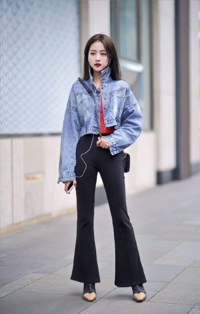 街拍:浅绿色连衣裙很显优雅风姿,利落大气风格很显身材