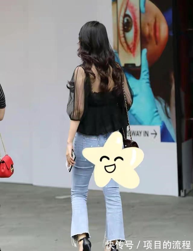 牛仔裤 蕾丝吊带衫搭配牛仔裤，绽放女人的知性与美丽！