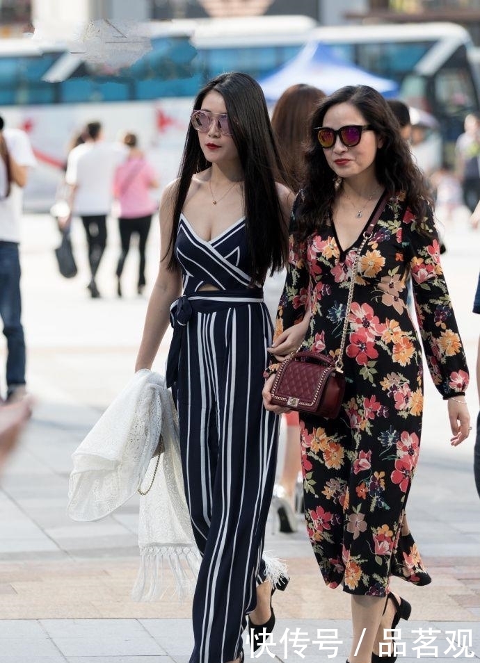 辣妈|街拍: 辣妈也有好身材, 从不吝啬自己的美