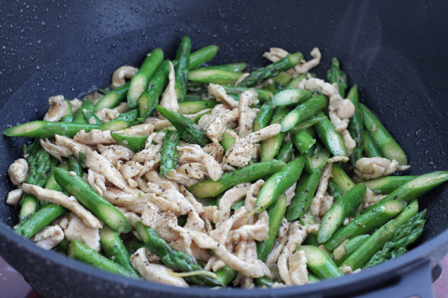 减肥期|水煮鸡胸食同嚼蜡,搭配芦笋一起炒,脆嫩低脂营养均衡,好吃不胖