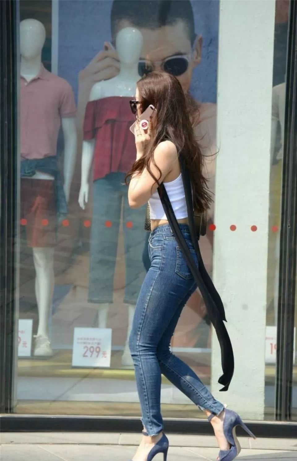 光彩|路人街拍牛仔裤搭配白色吊装上衣,让你的美焕发光彩