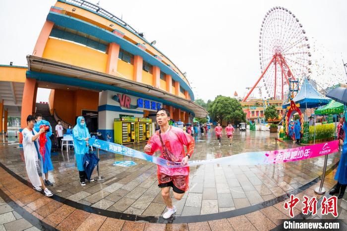 郑恺|三千名高考生长沙雨中彩虹跑 郑恺杜海涛等助阵