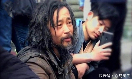  流浪汉|“流浪大师”沈巍现场秀书法，10个字卖了9万，网友：当代颜真卿