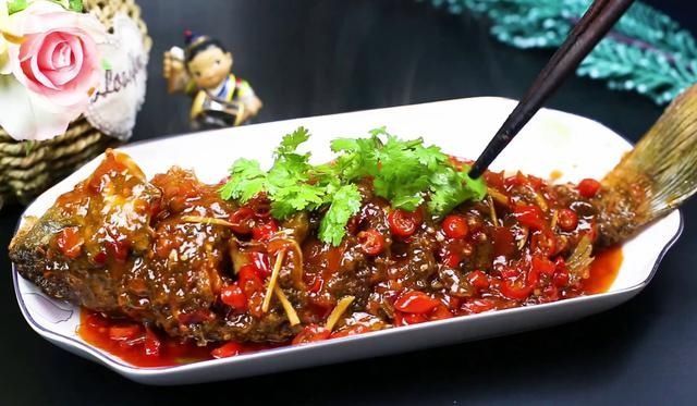 鲤鱼|厨师长教你：“红烧鲤鱼”的家常做法，汤汁浓郁，鱼肉细嫩，收藏
