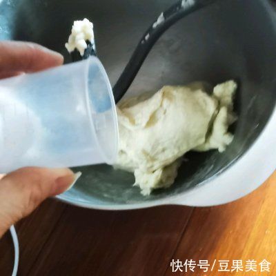 教你做奶香牛奶白土司，好吃不腻，每次做的都不够吃