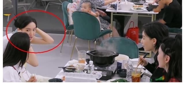 姐妹花|金晨不講衛生？用餐廳的筷子簪發，黃曉明態度讓人不由得羨慕baby