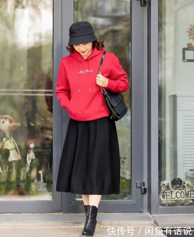 时尚 65岁奶奶用一件“红卫衣”,搭出阿姨辈的精气神,照穿减龄又洋气