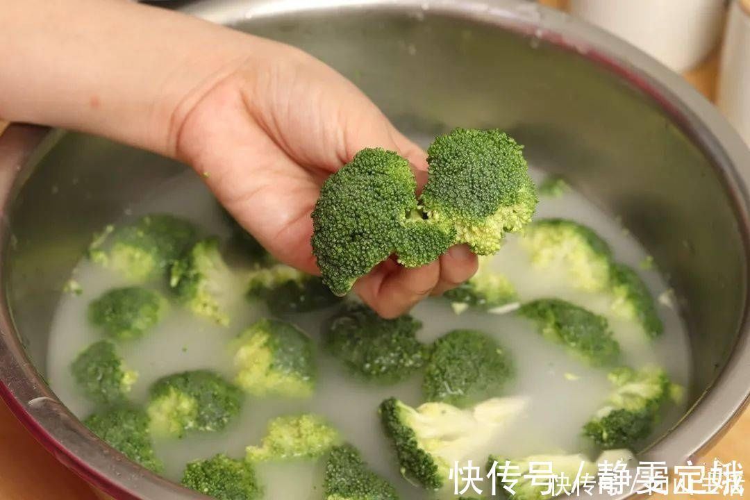 焯水|炒西兰花时,有人焯水,有人直接炒,大厨:都不对,教你正确做法