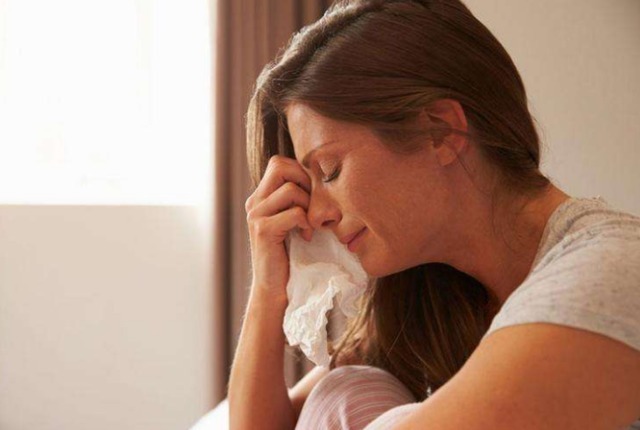 大花脸|产后抑郁多可怕?妈妈用剪刀把孩子划成“大花脸”,现恢复得很好