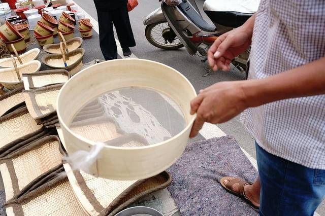 大集上老人卖多年不见的稀罕物,以前你家也有,75元一个值吗?