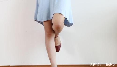 每天靠墙站立10分钟,坚持下来,身体上的惊喜改变,多到让人羡慕