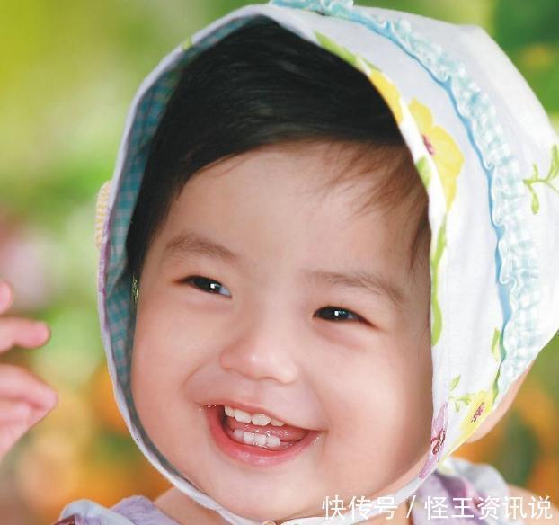 父母|小男孩坐公交因颜值高走红,网友建议批量生产