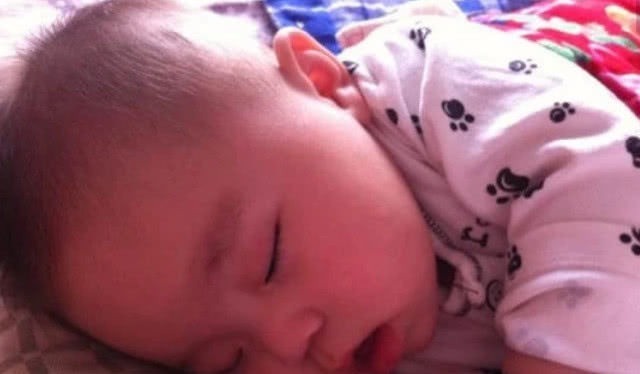 脑部|宝宝睡觉时若有3个动作,说明脑部发育相当不错,是个聪明娃!