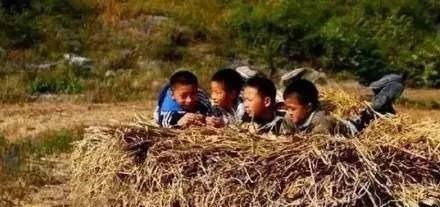 80年代生活老照片,虽物质缺乏,但精神面貌好,图1吃饭秒杀现在