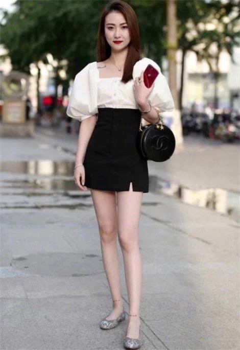 街拍：小姐姐笑容甜美，牛仔短裤外加层白纱，尽显优雅的女神范儿