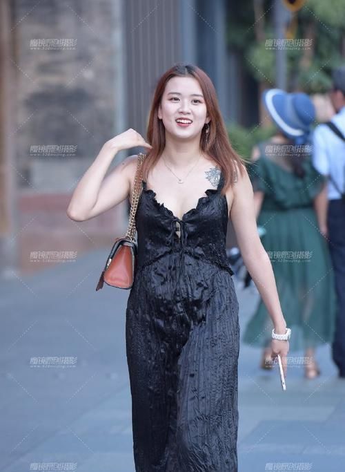 连衣裙|像“塑料”做的长裙,穿在身上还能反光,气质的不要不要的