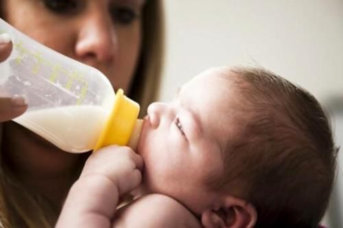 婴儿|小婴儿早上先吃饭还是先喝奶，家长不能一概而论，要根据月龄判断