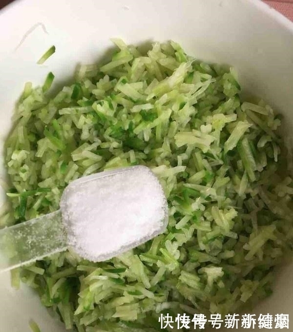 它是小人参，一元一斤，常吃润肺排毒助消化，夏月吃它正当季！
