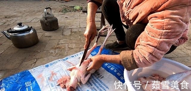 炖鸡肉时，别再直接下锅炖，大厨教你一招，鸡肉鲜嫩营养不流失