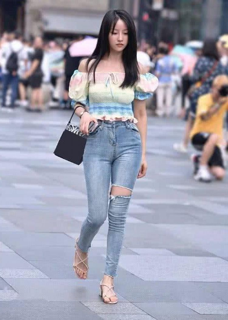 一字|街拍:清凉雅致的一字肩短裙, 夏日穿搭轻盈又舒适, 气质女生都爱穿