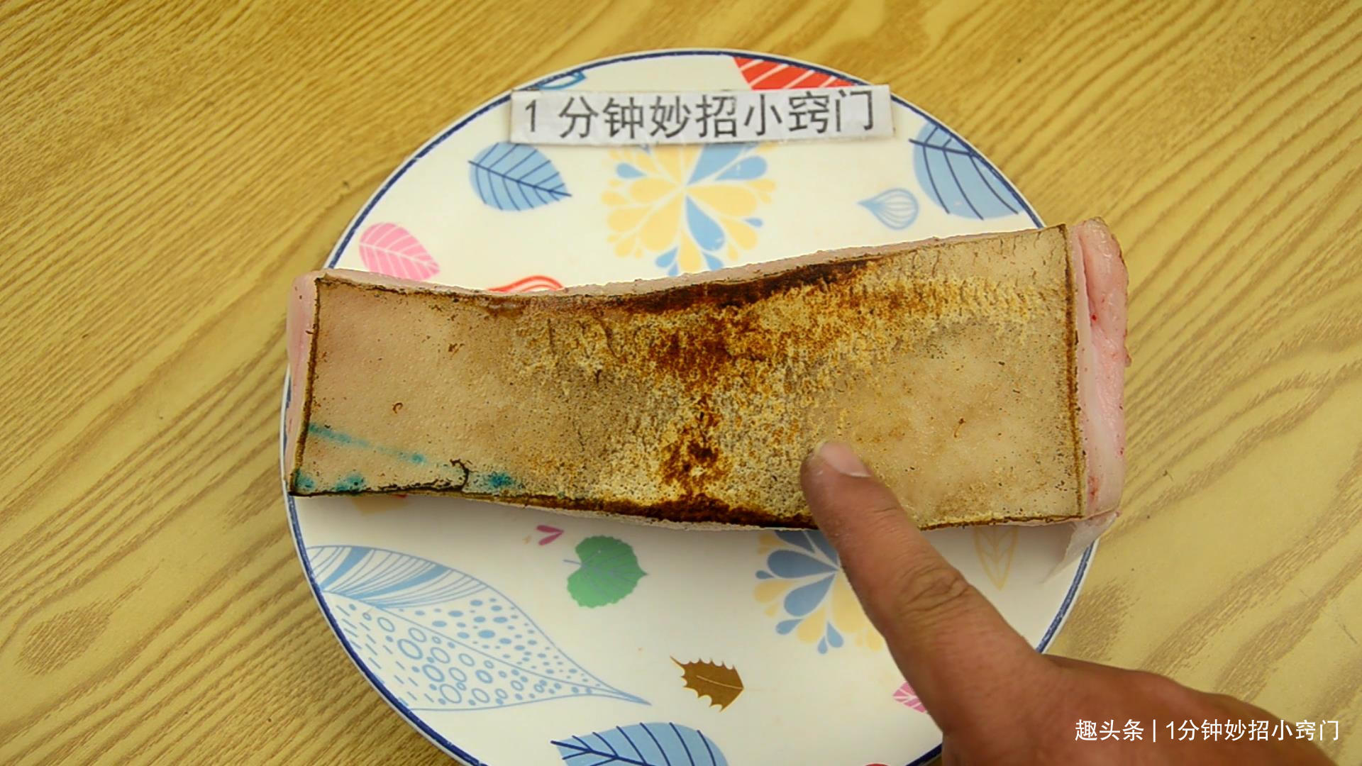 去猪毛别再用火烤了，老厨师教我一招，不用镊子拔，一根毛不留