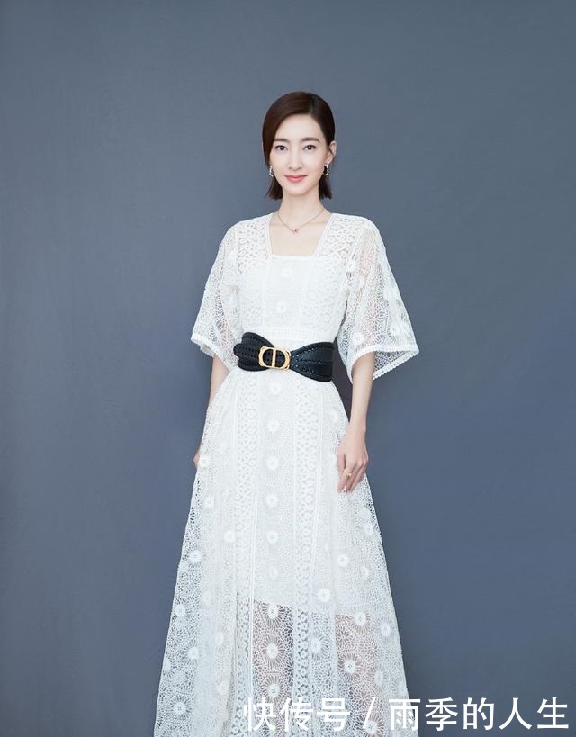 王丽坤穿|34岁王丽坤太瘦了,穿牛仔裤长筒靴秀“漫画腿”,能有90斤