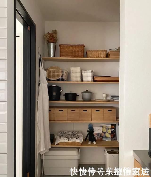 实用|这对夫妻真有远见,厨房不装吊柜,储物空间翻倍,美观实用还不乱
