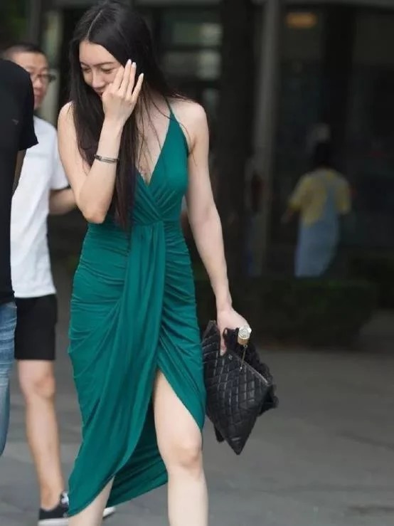 美女|街拍:灼灼其华的美女,一件卡其色上衣配白色打底裤,唯美好身姿