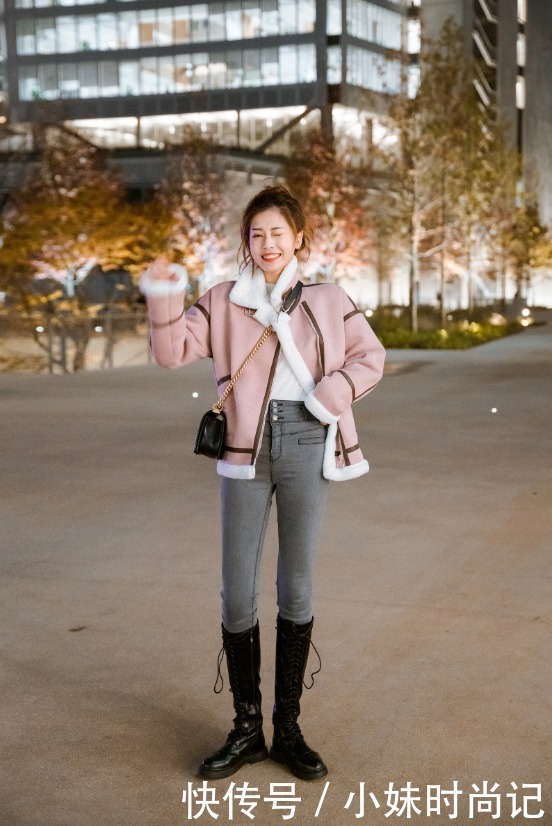 粉棕色羊羔外套搭配黑色长筒靴, 气质甜酷风!