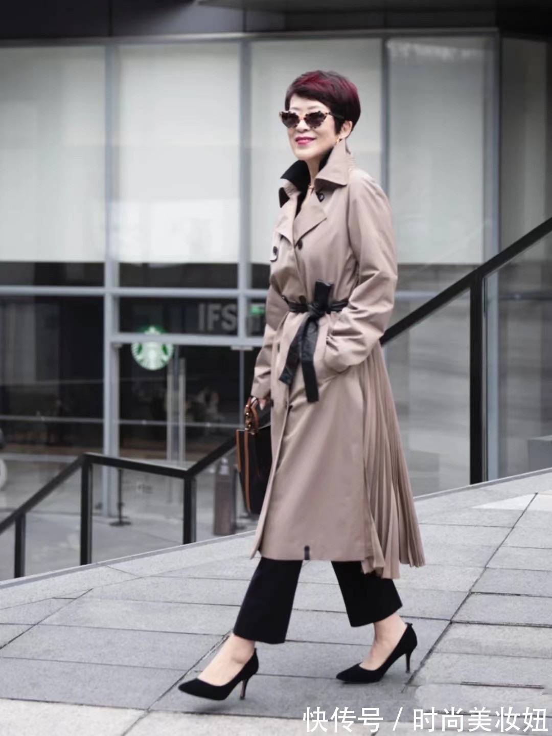 风衣|60岁的女人穿风衣就该这样,看看她们的优雅高级,太洋气了