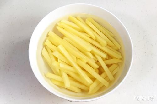 土豆薯条，学会在家随便做，一样外酥里嫩滋味浓，一次吃个够