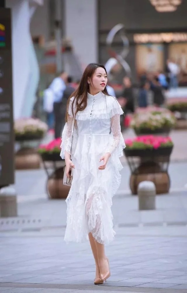 街拍:美女的成熟气息显得很是端庄,半袖配波点裙,很有魅力