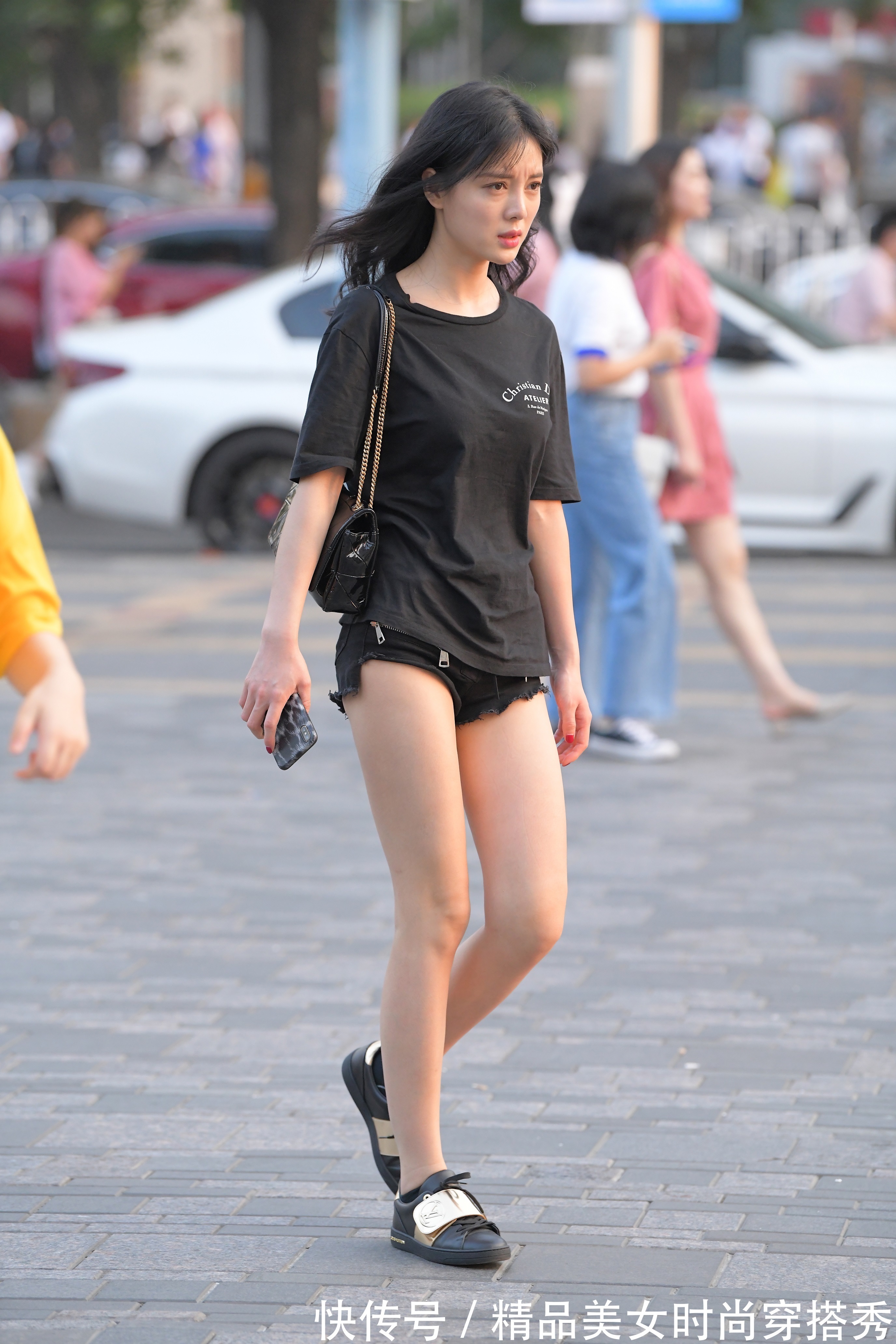 T恤 纯色的黑色T恤,下搭一条黑色的短裤,在大街上同样很是耐看