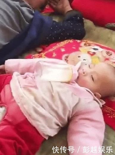 爷爷|爷爷给孙女喂奶后累的睡着,儿媳上传照片后,网友炸了接受不了