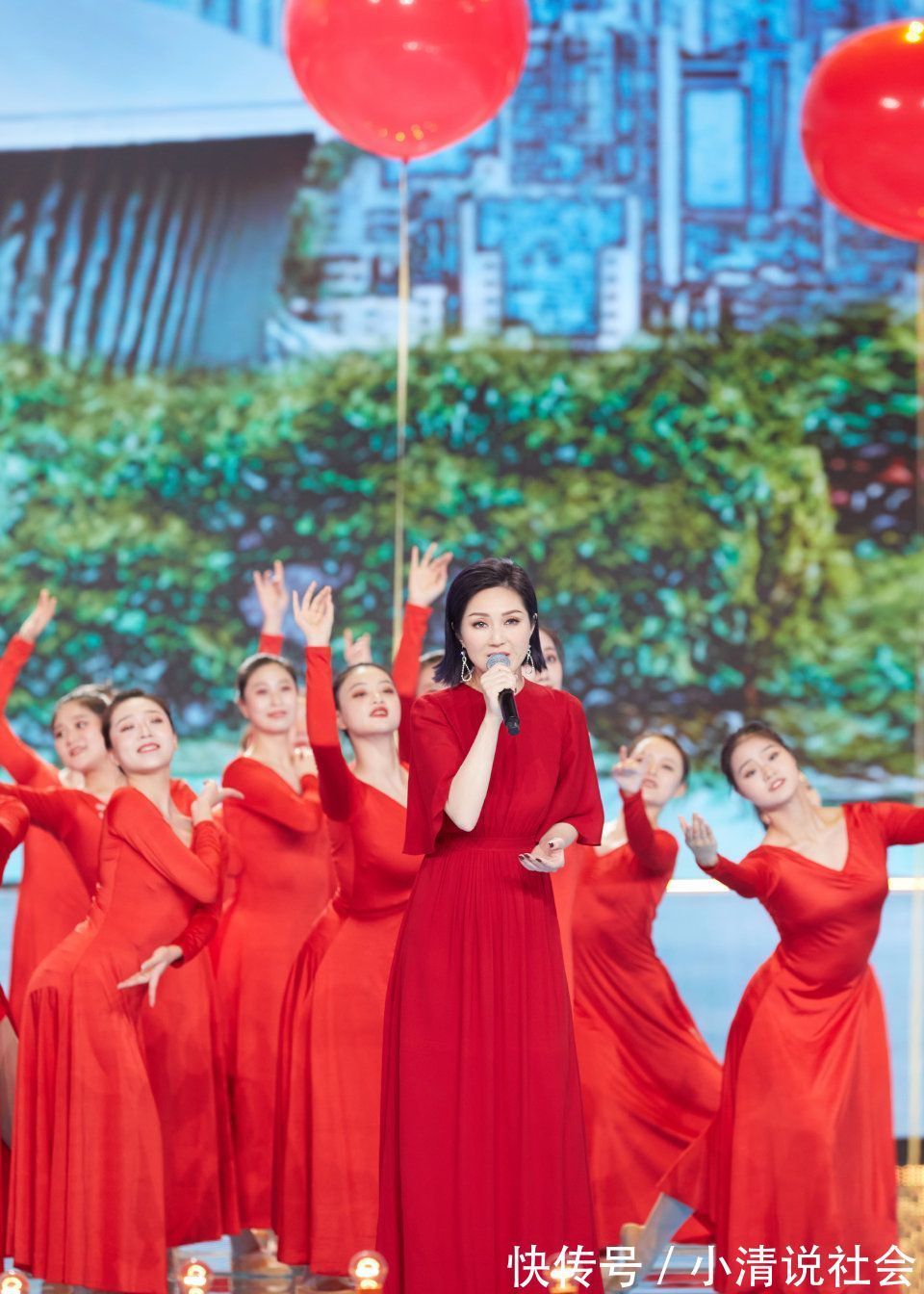 收视率|央视国庆晚会不带流量明星，胡歌一人分饰五角，收视率节节攀高