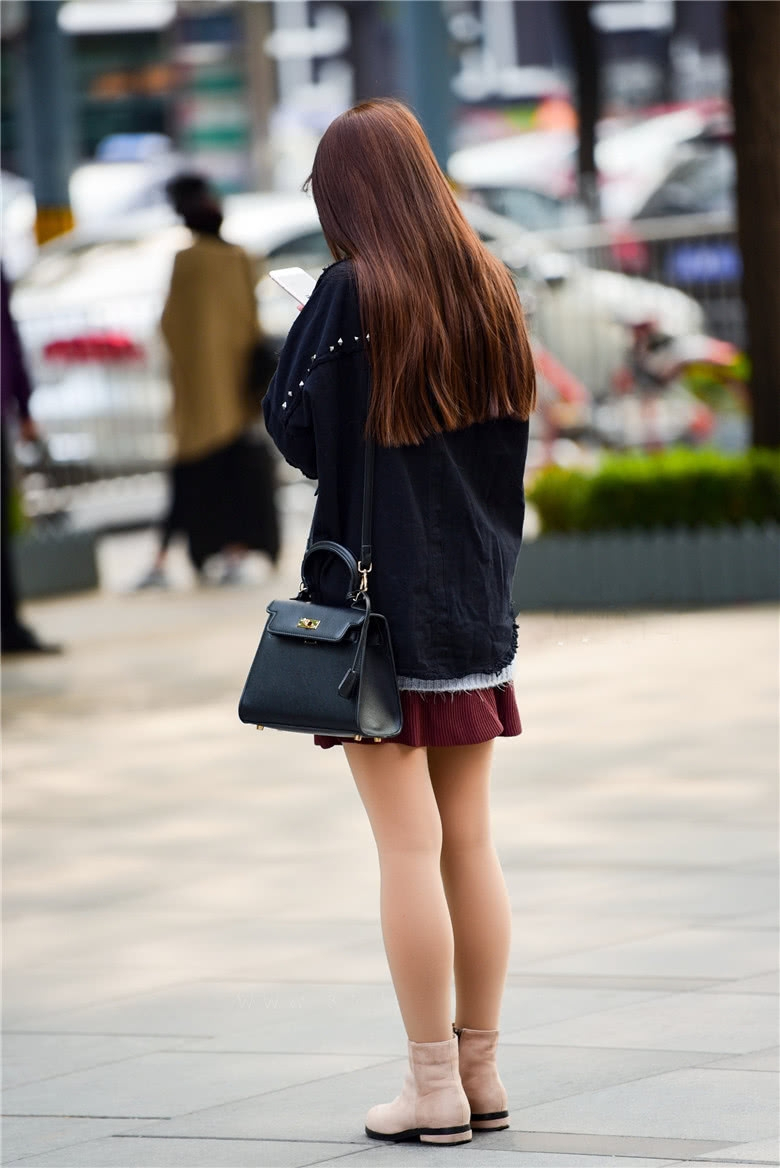 小姐姐 街拍美女:寒风中的短靴小姐姐,别有一分韵味