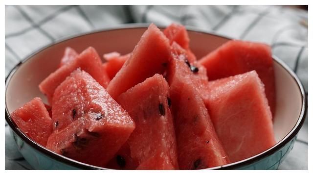 食用|世卫组织呼吁停止食用,比肥肉还伤血管,提醒父母:尽早撤下餐桌